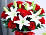 33朵红玫瑰加百合花束