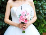 新娘拿团扇还是手捧花