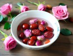 玫瑰花和红枣一起泡水
