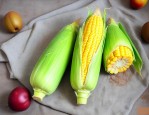 水果玉米煮熟后像生的