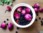 干玫瑰花和黑枸杞泡水