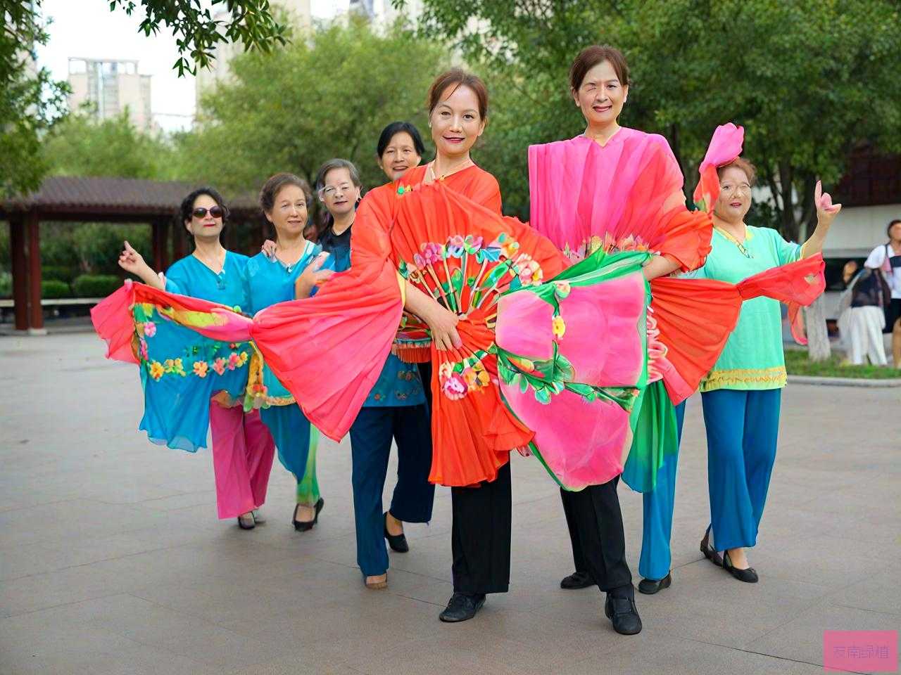 八月桂花广场舞扇子舞