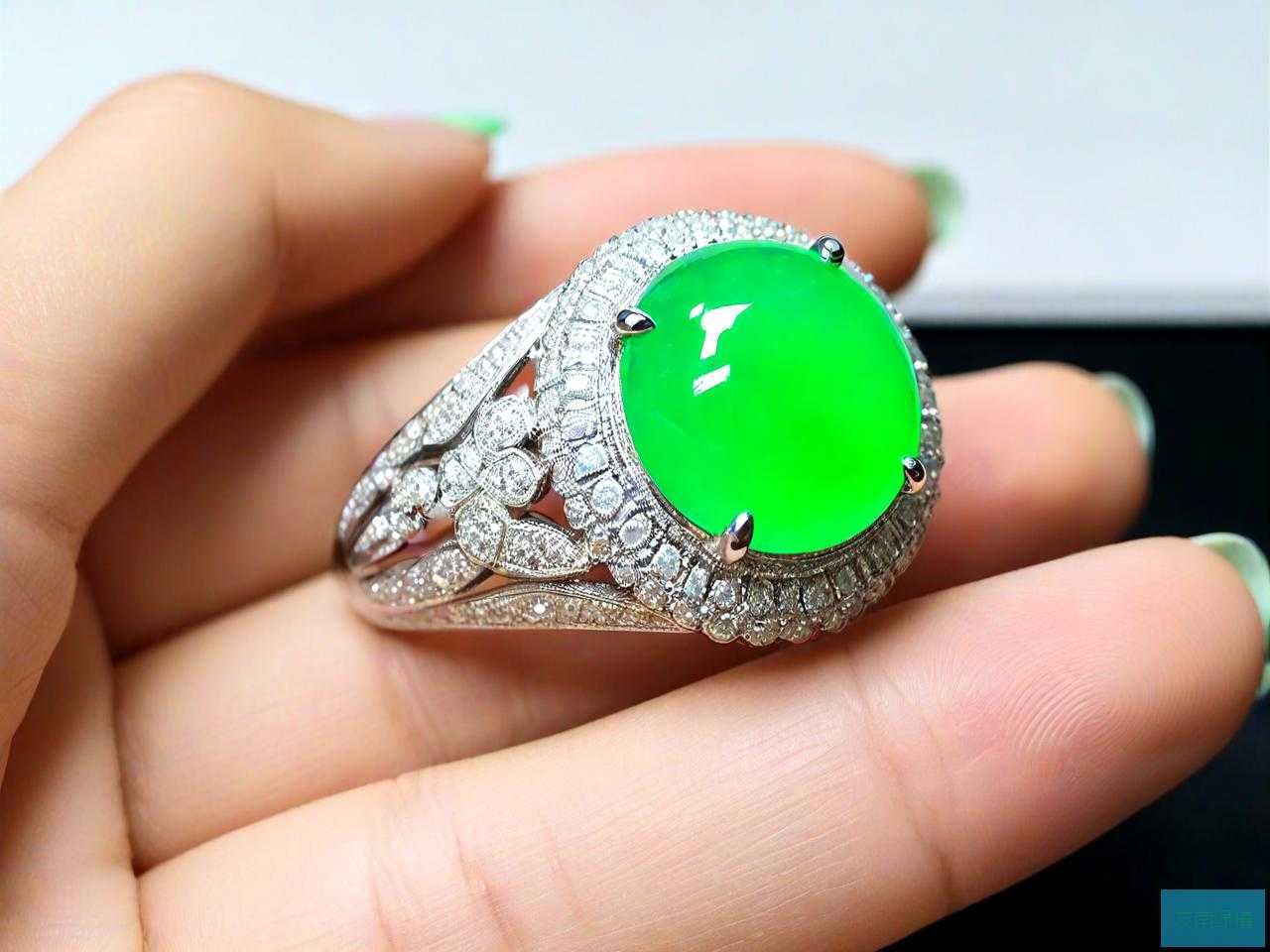 阳绿翡翠与帝王绿翡翠